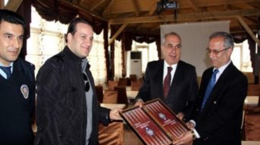 Suşehri Belediye Başkanı Sel&rsquo;e, Emniyet M&uuml;d&uuml;rl&uuml;ğ&uuml; Tarafından Tavla Hediye Edildi