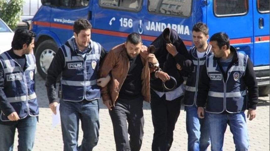 İneg&ouml;l'de Esrar Satıcıları Tutuklandı