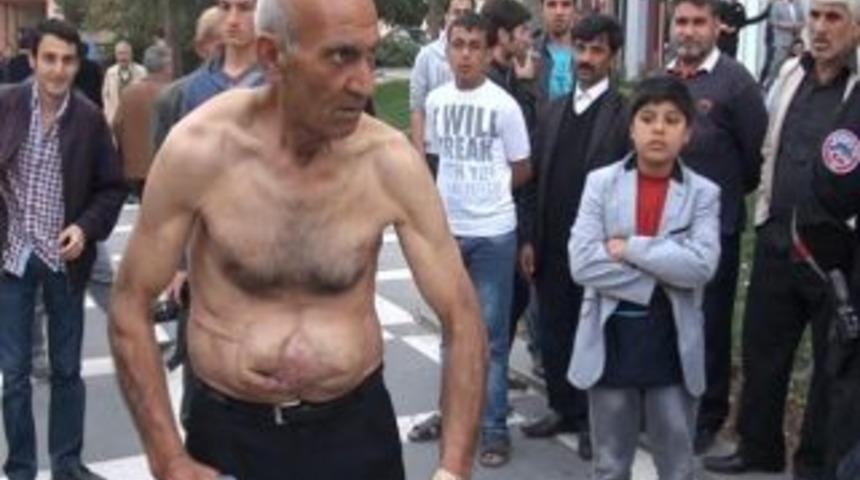 Evlenemeyince belediye &ouml;n&uuml;nde soyundu