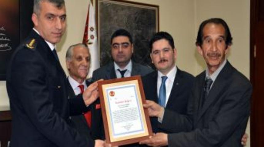 KKDGC, Emniyet M&uuml;d&uuml;r&uuml; &Ccedil;akmak&rsquo;a Plaket Verdi