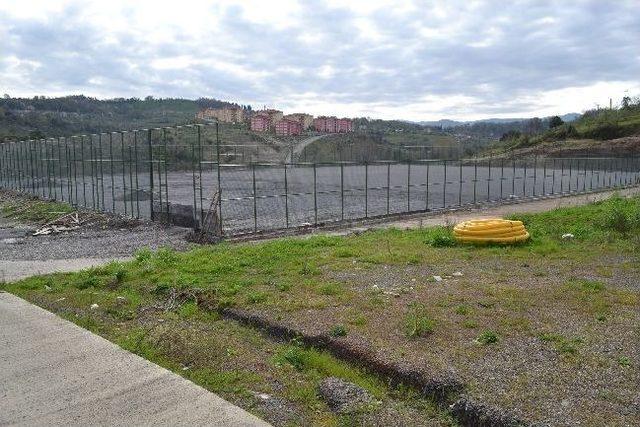 Başbakanın Çim Sahası Yılan Hikayesine Döndü