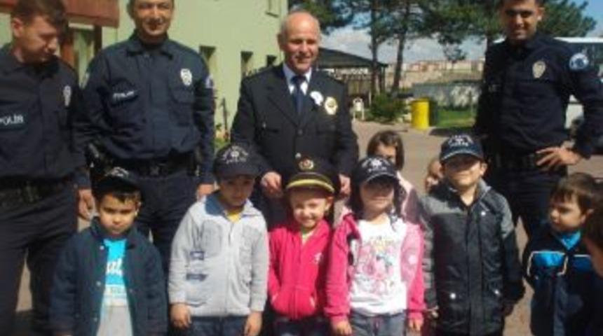 Lara Koleji &Ouml;ğrencilerinden Polislere Tatlı Ikramı