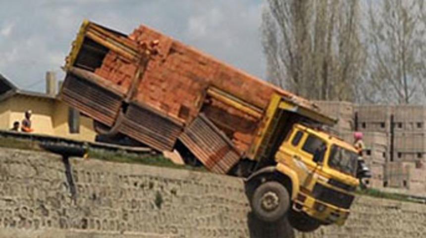 Kamyon duvara asılı kaldı