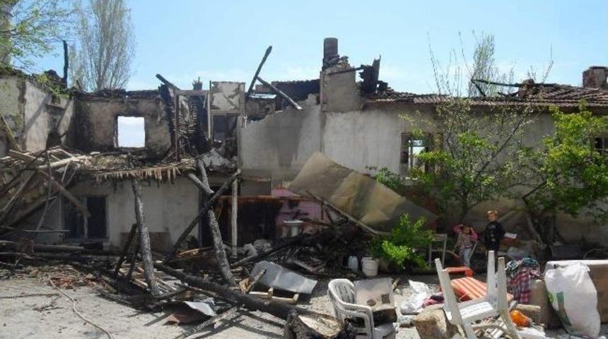 Sevgi Eli, Evi Yanan Aileye Yardım Etti