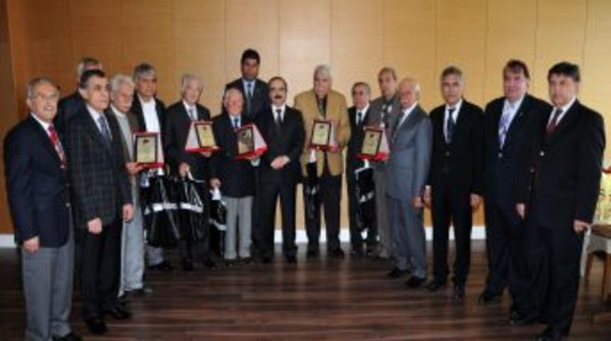 Adana Demirspor&rsquo;un Efsane Futbolcularına Vali Coş&rsquo;tan Plaket