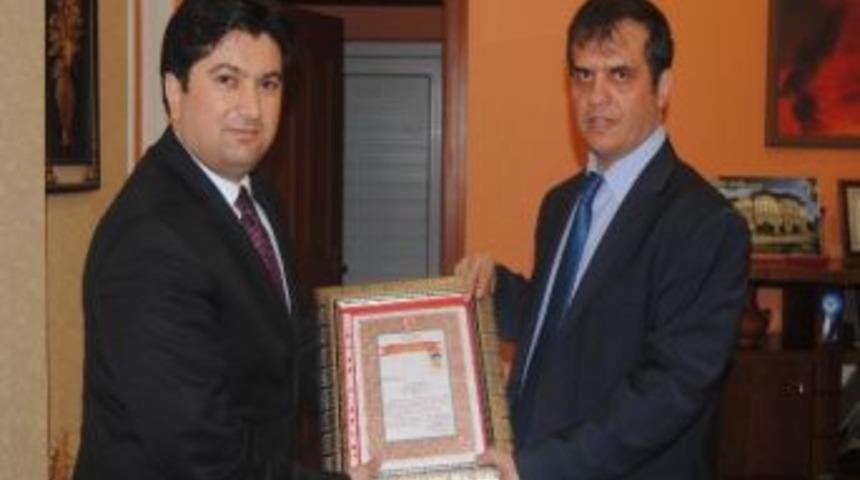 Başhekim Sayit Uslu&rsquo;ya İl&ccedil;e Kaymakamı Bayram Gale&rsquo;den Başarı Belgesi