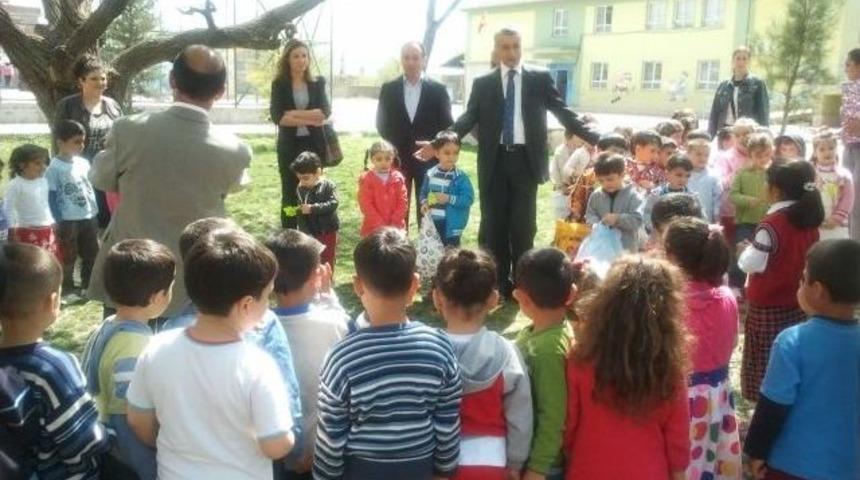 Oyuncaklarını K&ouml;y Okulu &Ouml;ğrencileriyle Paylaştılar