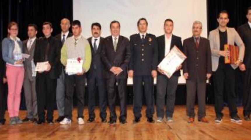 'G&uuml;l&uuml;mseyen G&ouml;zler' Projesinin Yarışma &Ouml;d&uuml;lleri Verildi