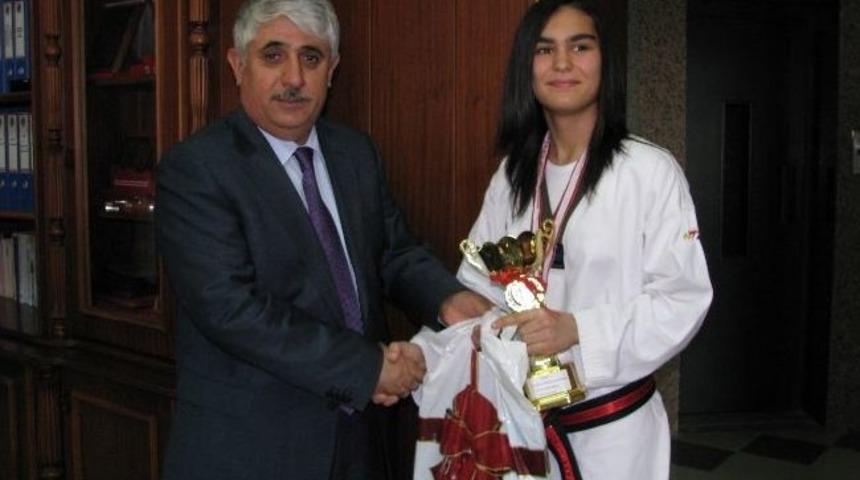 Başkan Şimşek Taekvandocuları Makamında Kabul Etti