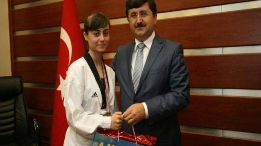 Vali &Ouml;z&rsquo;den Şampiyon Tekvandoculara &Ouml;d&uuml;l