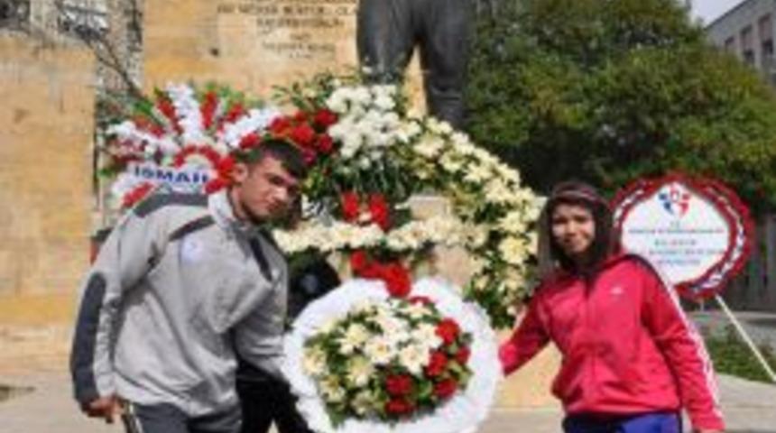 Cihan Pehlivanı Kurtdereli Mehmet &Ouml;l&uuml;m Yıld&ouml;n&uuml;m&uuml;nde Anıldı