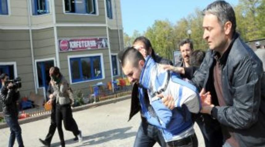 Polisle &Ccedil;atışan &Ouml;ğrenciler Kendilerini Fak&uuml;lte Binasına Kilitledi