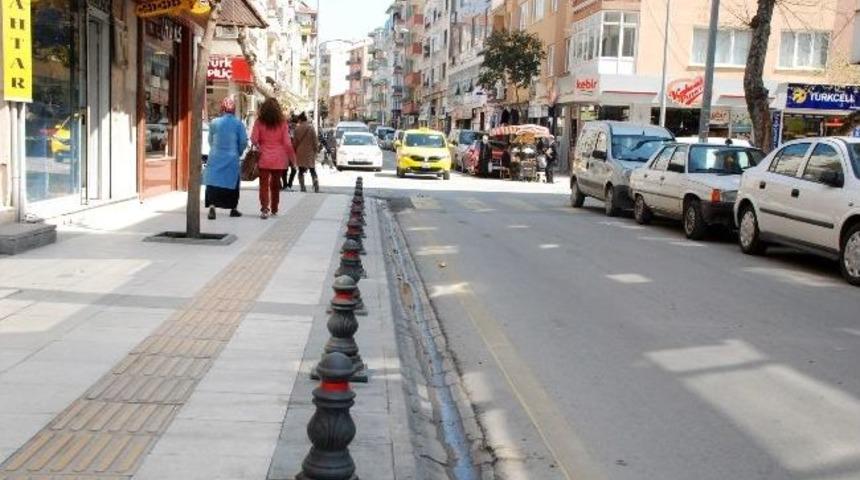 Demir Dubalar Yayaların Y&uuml;z&uuml;n&uuml; G&uuml;ld&uuml;rd&uuml;