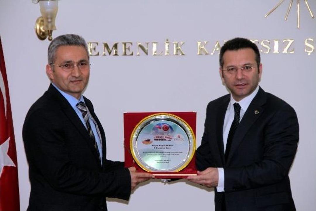 G&ouml;revi Sona Eren Enc&uuml;men &Uuml;yelerine Plaket