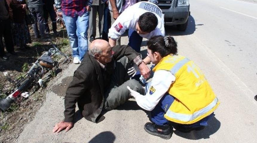 Minib&uuml;s Bisiklete &Ccedil;arptı: 1 Yaralı