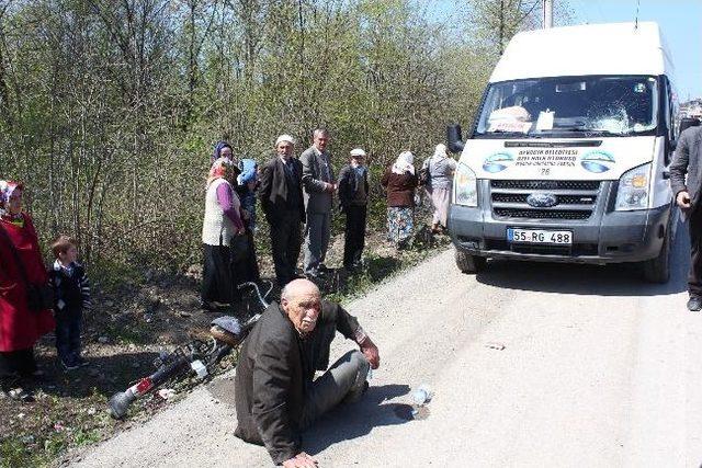 Minibüs Bisiklete Çarptı: 1 Yaralı