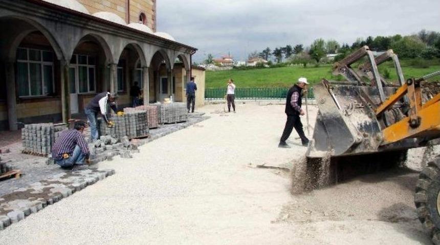 Bilal-i Habeşi Camii Bah&ccedil;esi D&uuml;zenleniyor