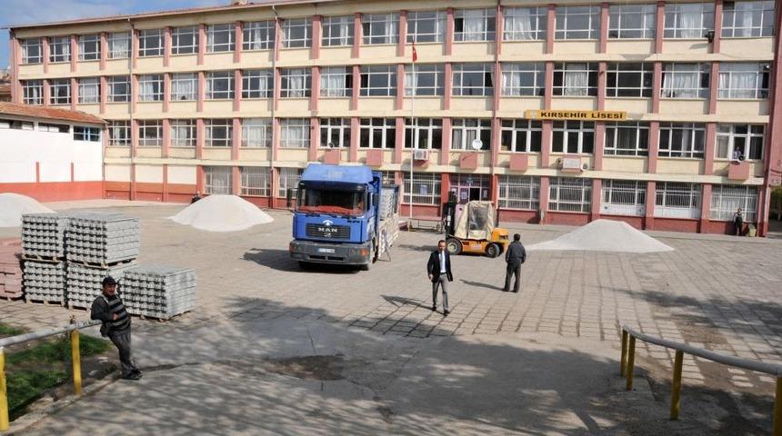 Kırşehir Belediyesi, Okul Bah&ccedil;elerini G&uuml;zelleştiriyor