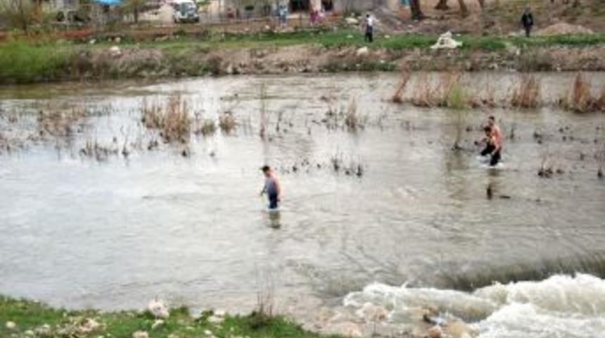 Azgın Sulara Kapılan &Ccedil;ocuk Yaşam Savaşı Veriyor