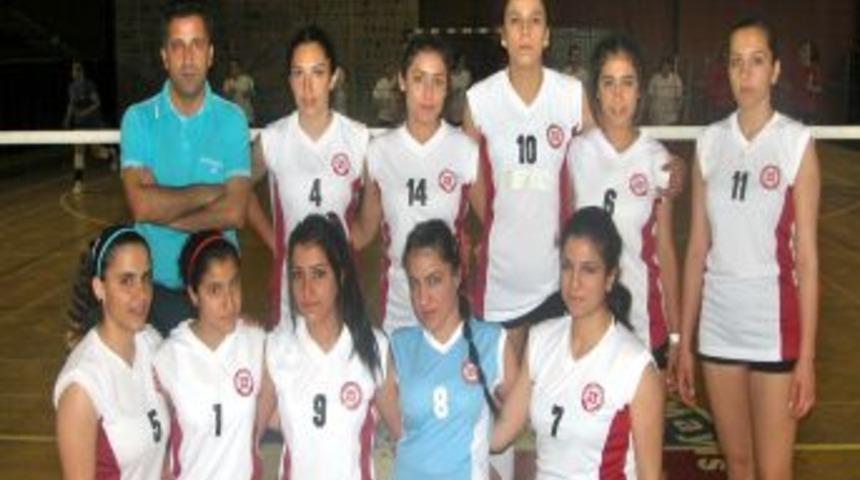 Fırat &Uuml;niversitesi Bayan Voleybol Takımı, Yarı Finale Y&uuml;kseldi