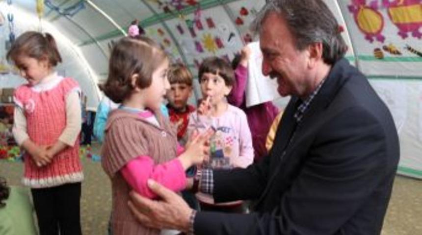 Suriyeli &Ccedil;ocuklar Hayata G&uuml;l&uuml;msedi