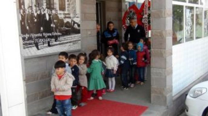 Minikler, Polisleri Sevindirdi