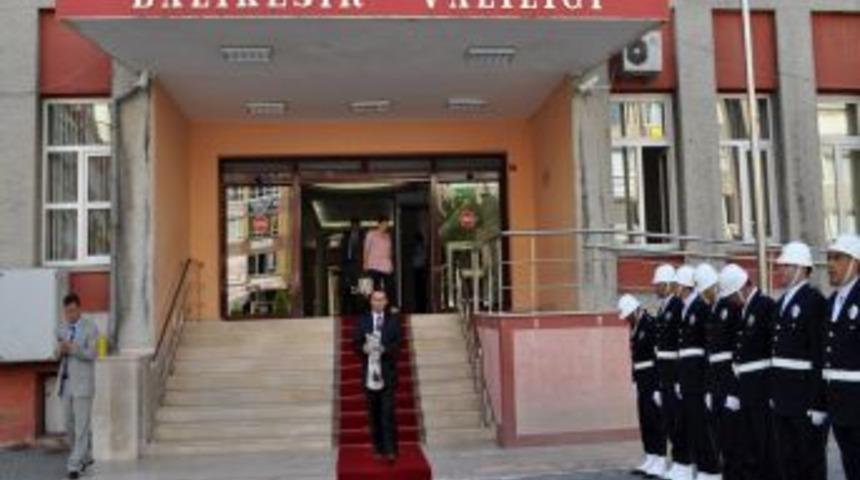 Vali Turhan: T.C. Ibareli Valilik Tabelası Tekrar Yerine Asılacak