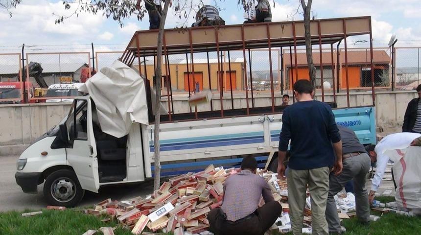 Kamyonetin Tavanındaki Zuladan 20 Bin Paket Ka&ccedil;ak Sigara &Ccedil;ıktı