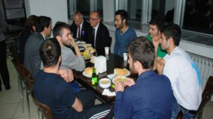 Vali &Ouml;z&ccedil;imen, Yurtta Kalan &Ouml;ğrencileri Dinledi