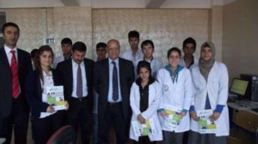 İşkur Öğrencilere İş Ve Meslek Seçimi Destek Dergisini Dağıttı