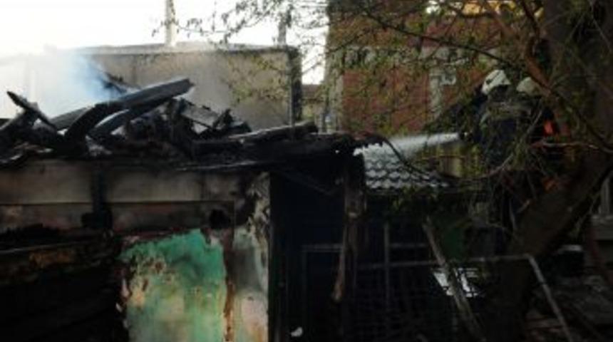 Ey&uuml;p'teki Yangında 3 Gecekondu K&uuml;l Oldu