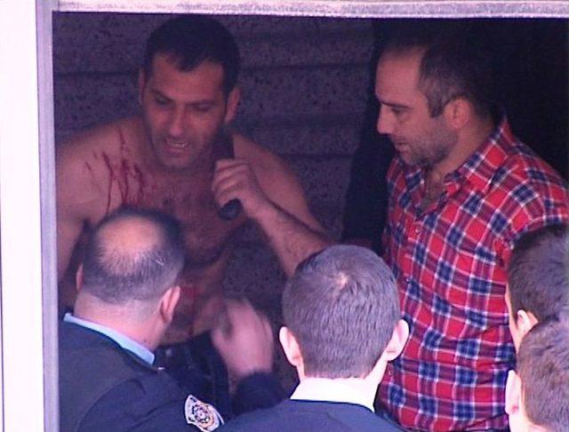 Seyyar satıcı İstanbul'un göbeğinde satırla dehşet saçtı
