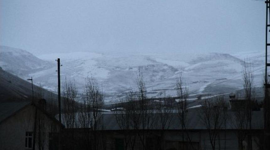 Ardahan&rsquo;da Nisan Karı Şaşırttı