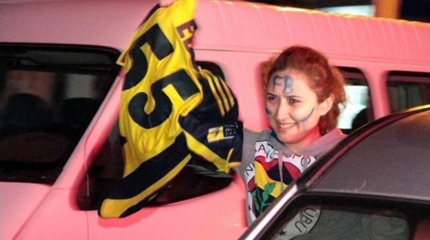 Fenerbah&ccedil;e Galibiyeti Taraftarı Sokağa D&ouml;kt&uuml;