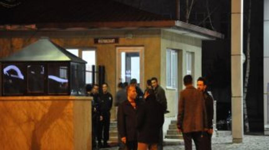 Erzurum Polis Meslek Y&uuml;ksekokulu &Ouml;n&uuml;nde Silah Sesleri Y&uuml;kseldi