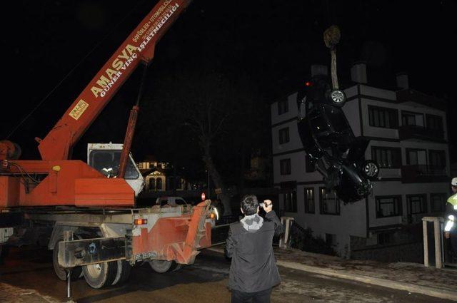 Amasya’da Otomobil Irmağa Uçtu: 2 Yaralı