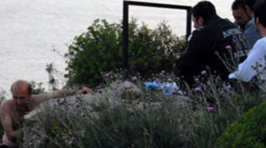 Polis kelep&ccedil;eyi taktı, &ouml;l&uuml;mden kurtardı