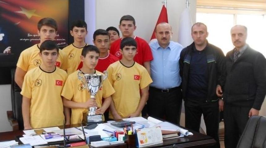 &Ouml;mer Yılmaz Şampiyonları Kabul Etti