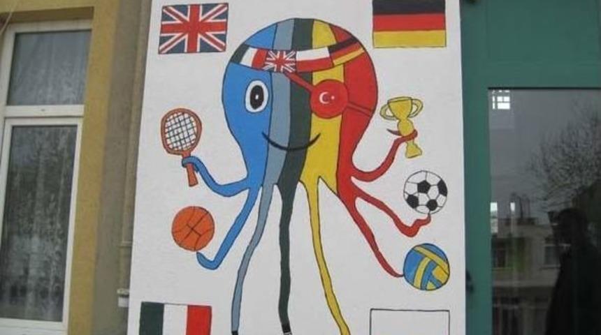 Okul Duvarına Avrupa Birliği Projesi Maskotu &Ccedil;izdiler