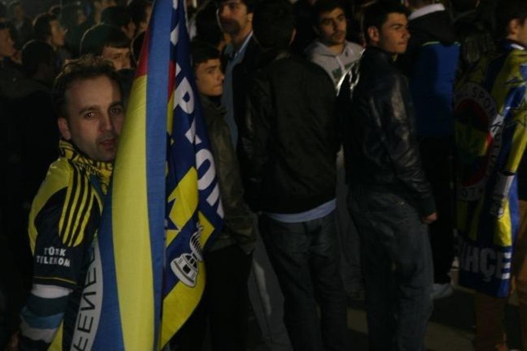 Yarı Final Coşkusu Yolları Kapattırdı