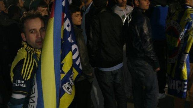 Yarı Final Coşkusu Yolları Kapattırdı