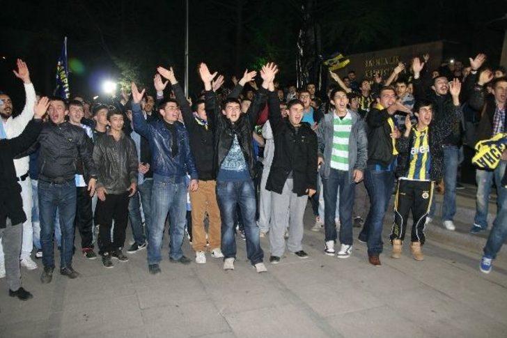 Yarı Final Coşkusu Yolları Kapattırdı G2