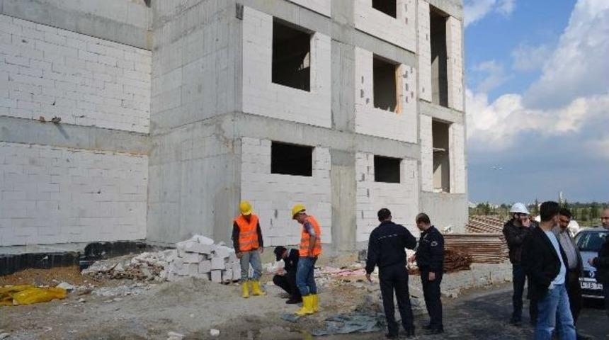 Sıva Yaparken 4 Metre Y&uuml;kseklikten D&uuml;şt&uuml;