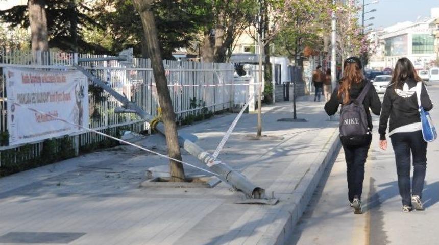 Yalova'da Aydınlatma Direği Devrildi