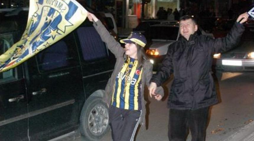 K&uuml;tahya'da Fenerbah&ccedil;eli Taraftarların Coşkusu