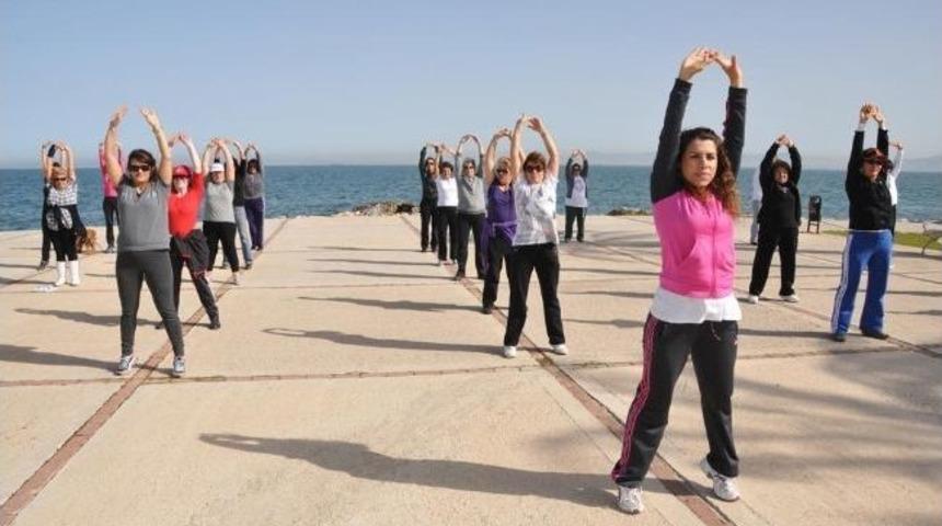 Spor Tutkunu Kadınlardan Sahilde Cimnastik Keyfi