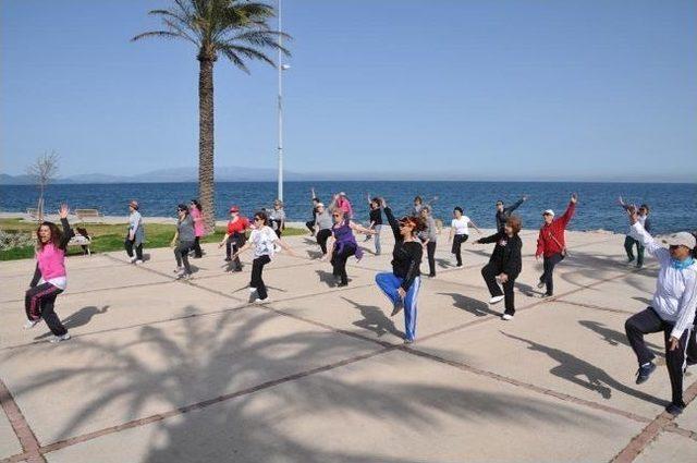 Spor Tutkunu Kadınlardan Sahilde Cimnastik Keyfi