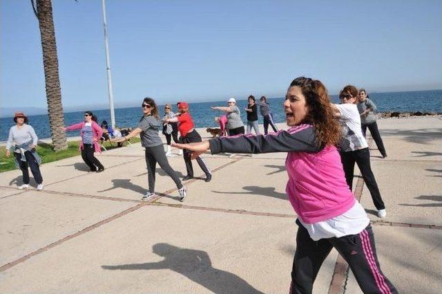 Spor Tutkunu Kadınlardan Sahilde Cimnastik Keyfi