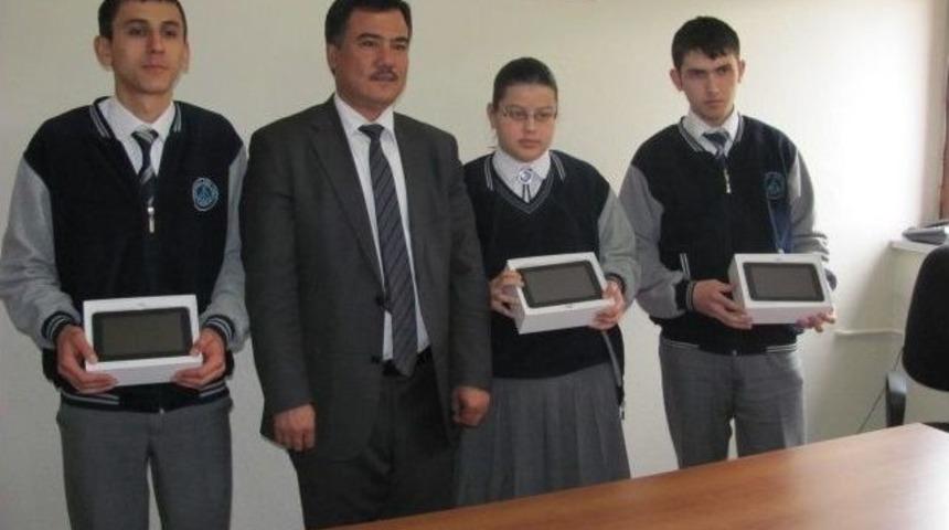 Ygs'de İlk &Uuml;&ccedil;e Giren &Ouml;ğrencilere Tablet Bilgisayar Hediye Edildi