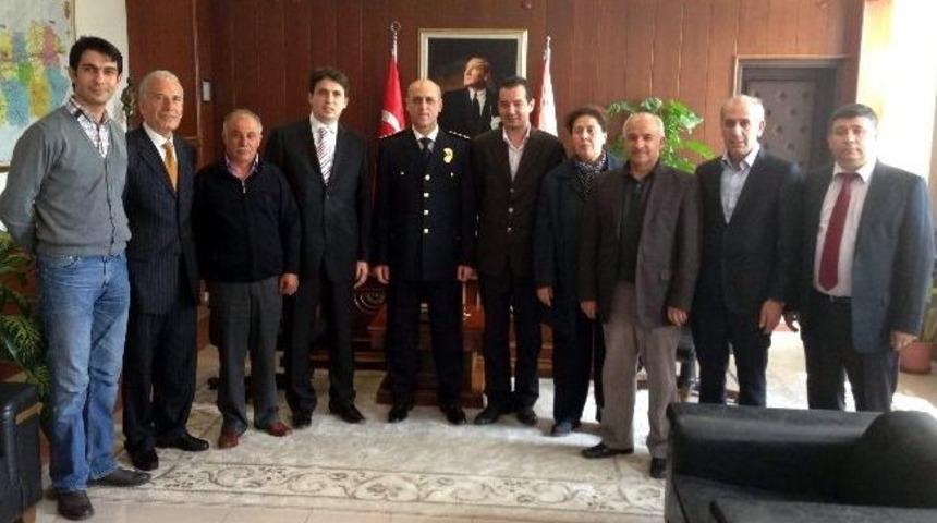 Ak Parti&rsquo;den Polislere &Ccedil;i&ccedil;ek